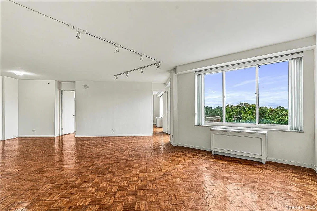 100 Hilton Ave — Photo 4
