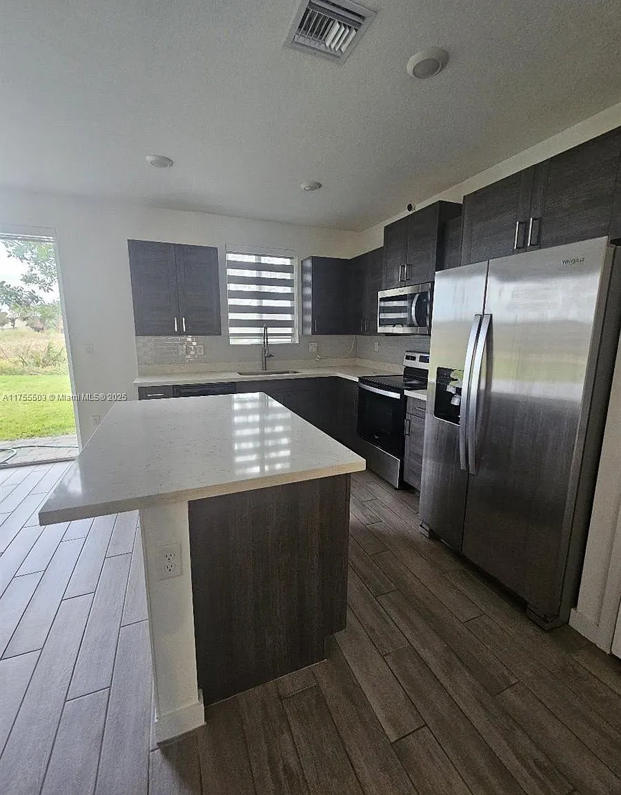 4 bed, 3.0 bath, 1374 sqft, $2,850 — Photo 2