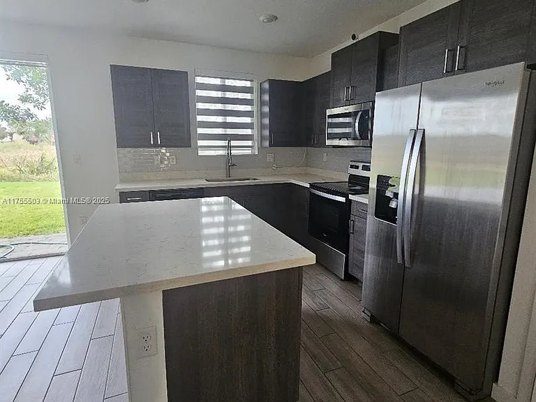 1028 SE 23rd Ave — Photo 2