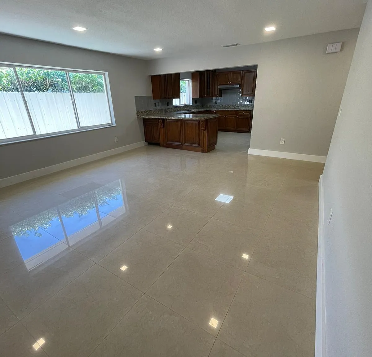 4 bed, 1600 sqft, $4,650 — Photo 3