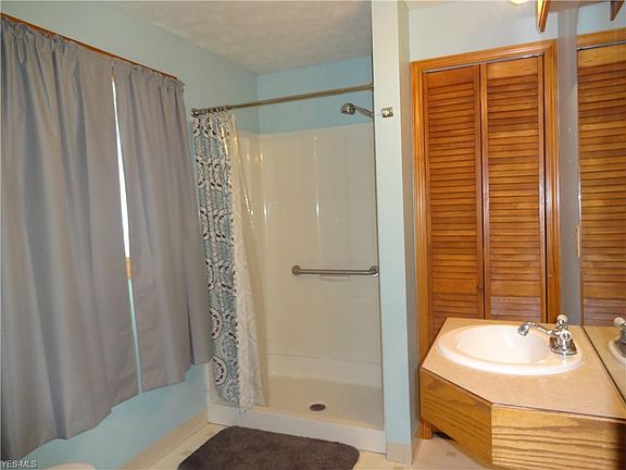 3rd image of 23 E Selden Ave