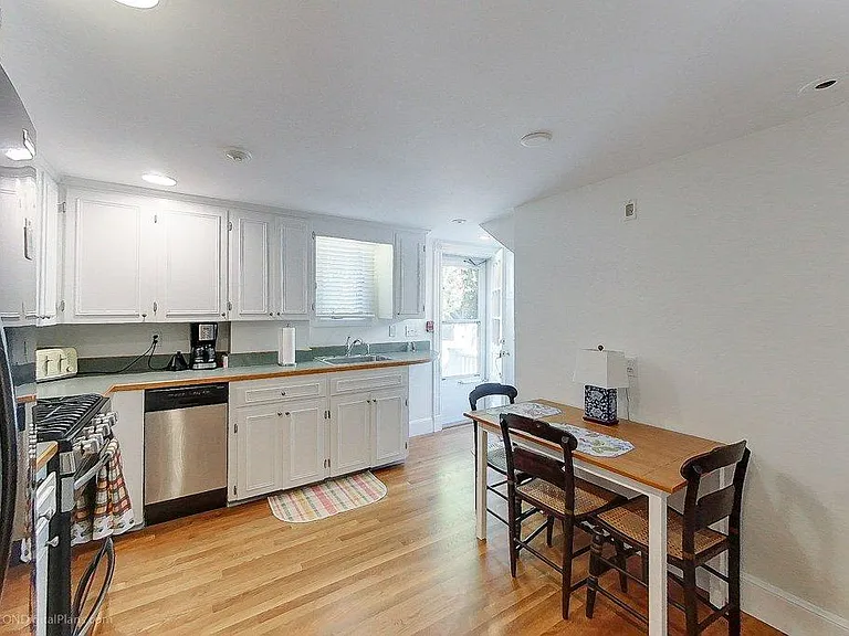 34 Catherine St #A — Photo 8