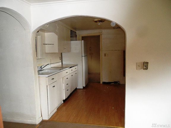 5th image of 710 Broadway Ave