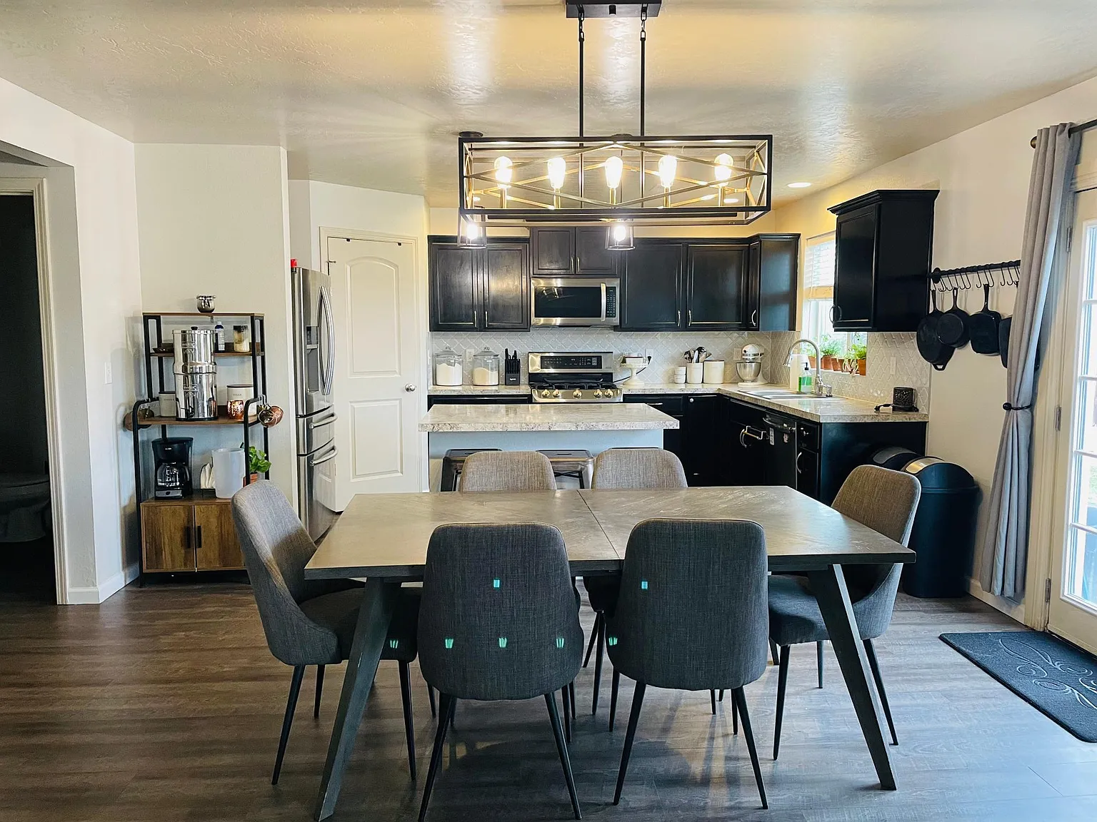 5 bed, 2.5 bath, 2651 sqft, $2,600 — Photo 3