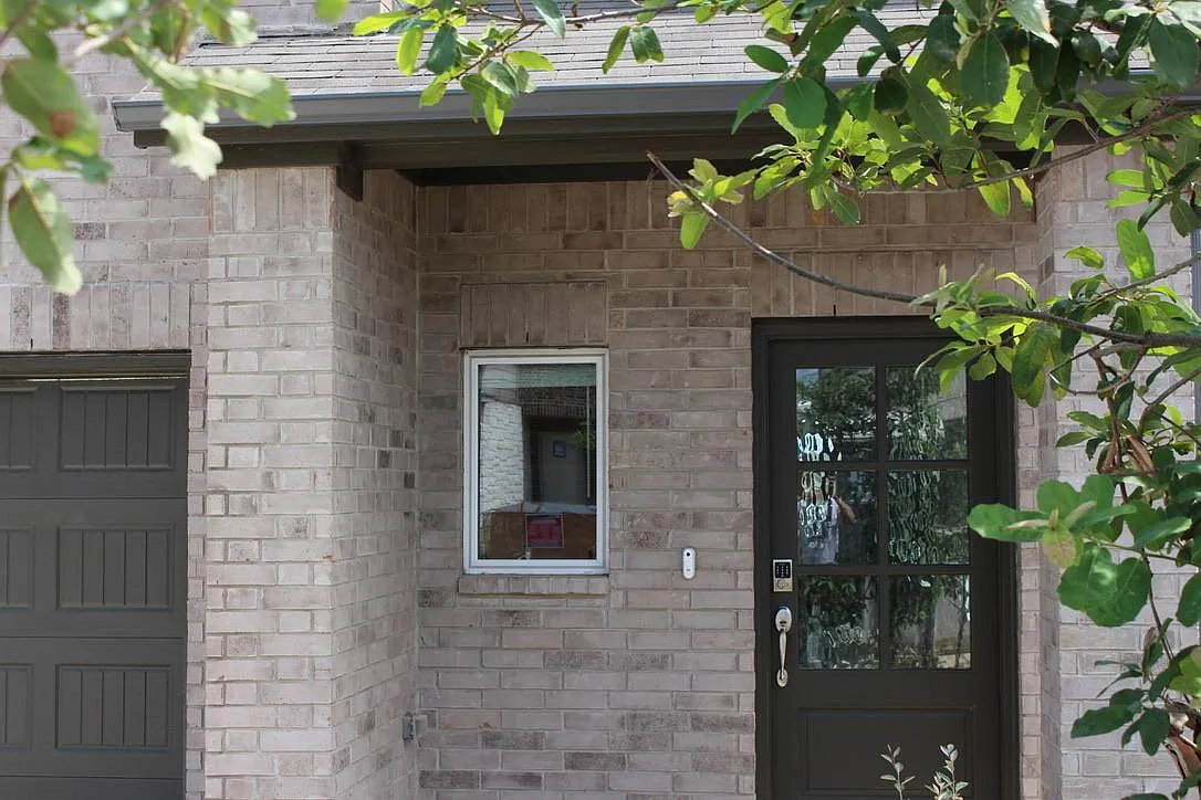4 bed, 2.5 bath, 2193 sqft, $2,295 — Photo 2