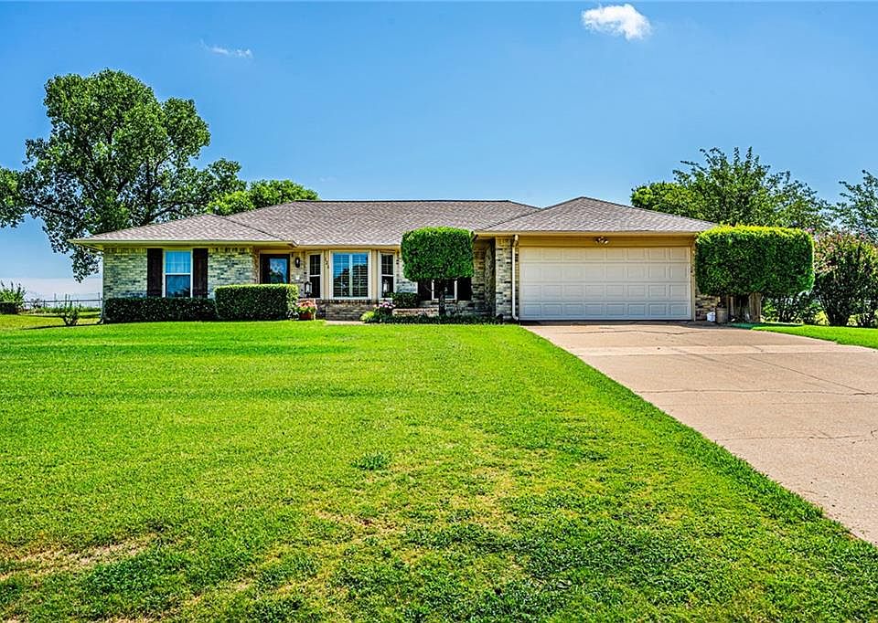 1st image of 126 Oakwood Dr