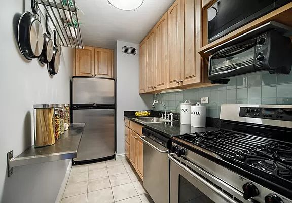 4th image of 165 W 66th St APT 10B