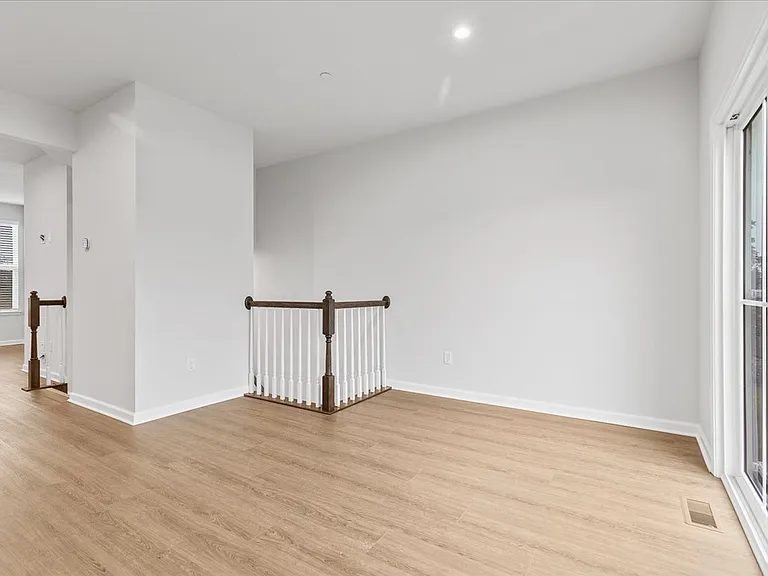 151 Crown St — Photo 9