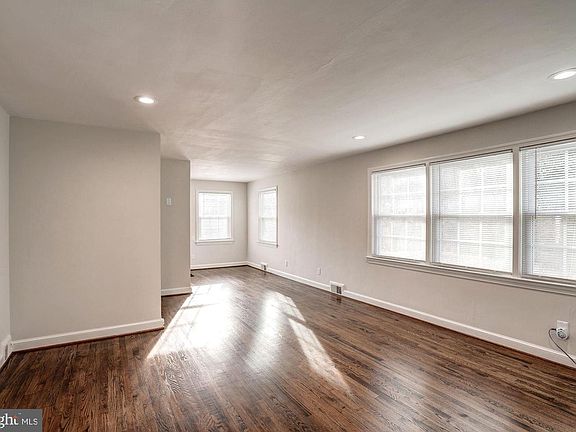 5th image of 2836 Woodlawn Ave