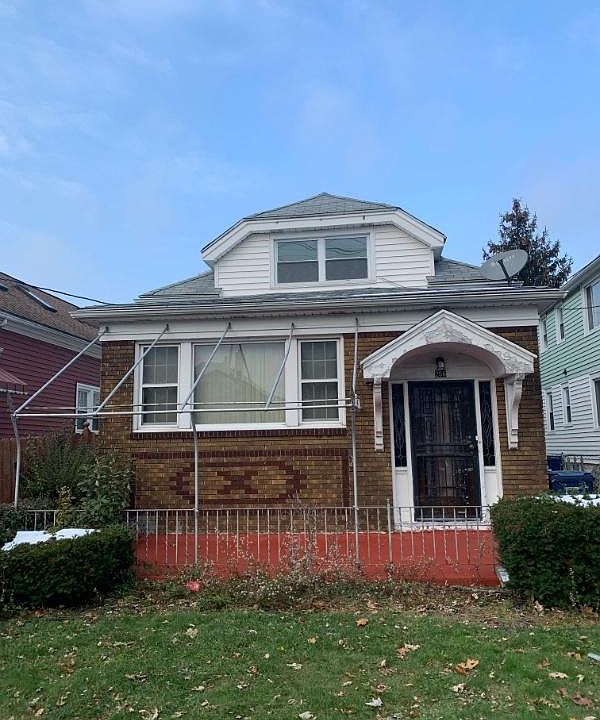 1st image of 256 Hastings Ave