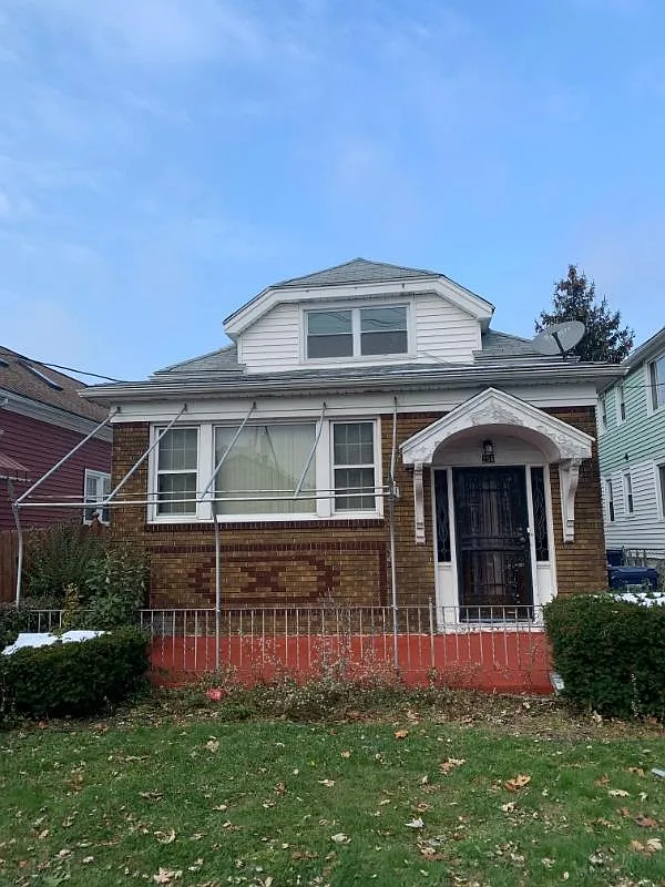 256 Hastings Ave photo 1