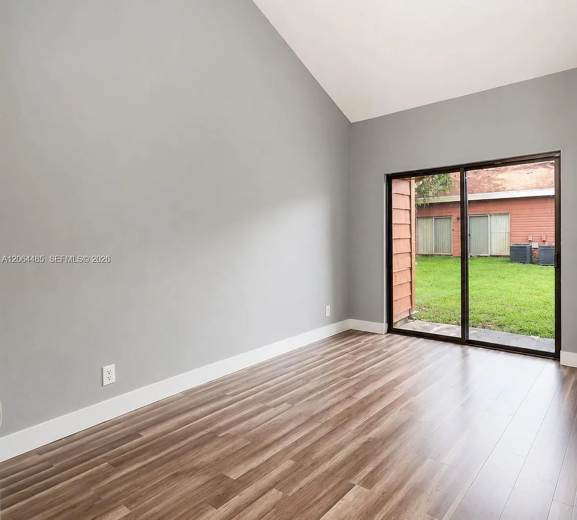 Orchard Lake Town Houses — Photo 4