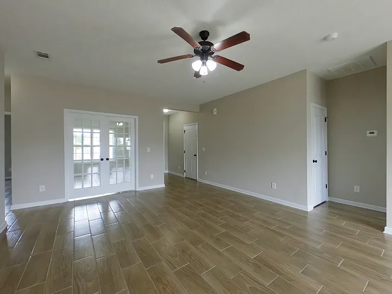 760 Keyes Dr — Photo 4