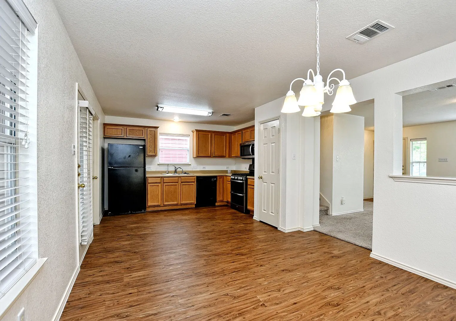 3 Bedroom 2.5 Bath with Gameroom in Cedar Park Towncenter — Photo 4