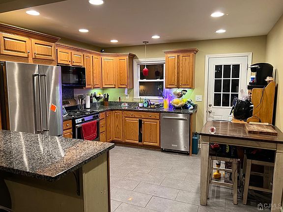 4th image of 821 Boesel Ave