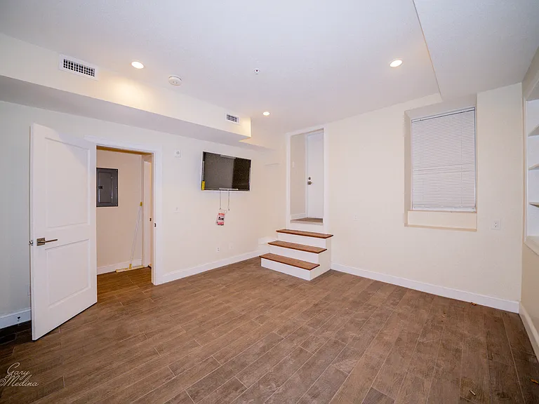 1616 Beacon St #1 — Photo 11