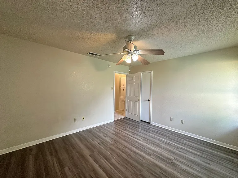 109 S Brook Dr — Photo 35