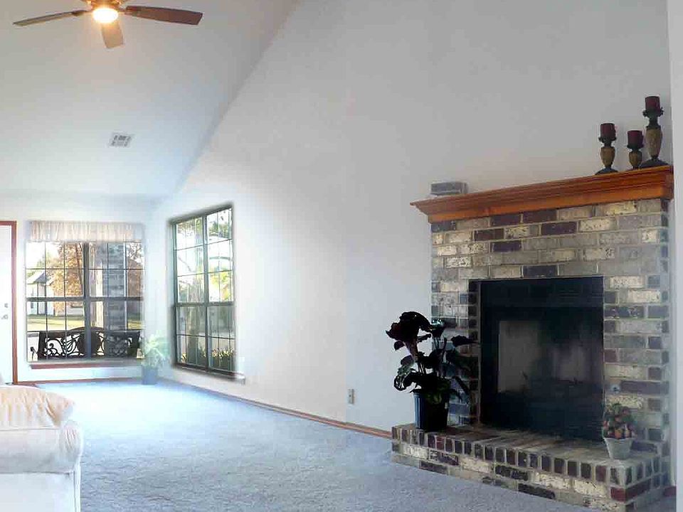 Living room with gas-starting, wood fireplace