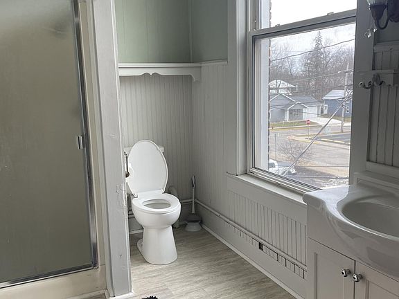 Spacious bathroom w/natural light