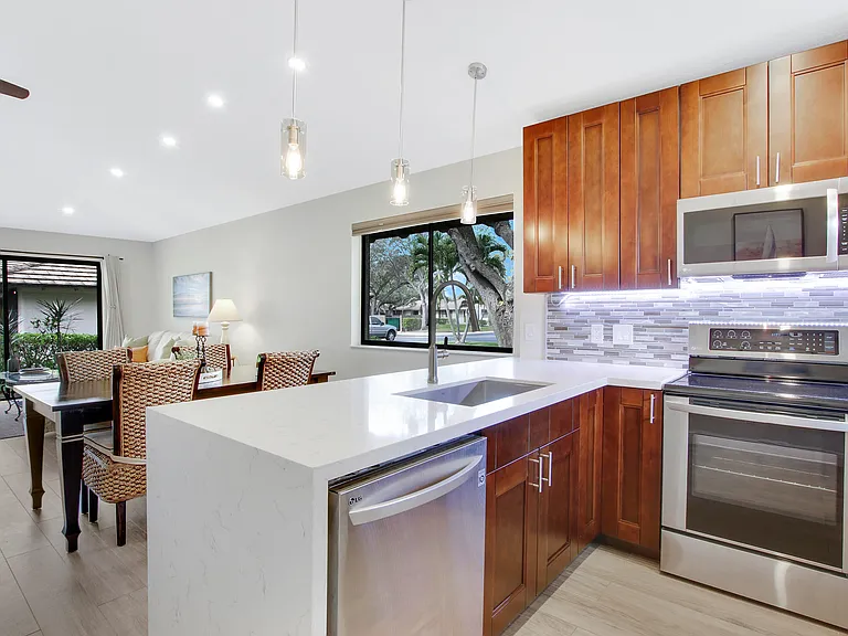 533 Club Dr — Photo 8