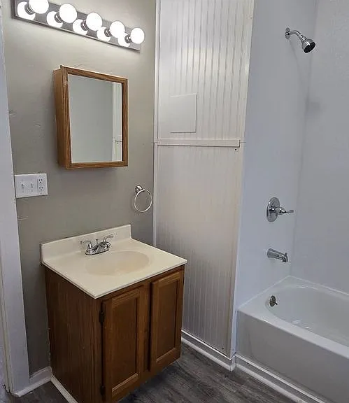 110 E Jackson St — Photo 9