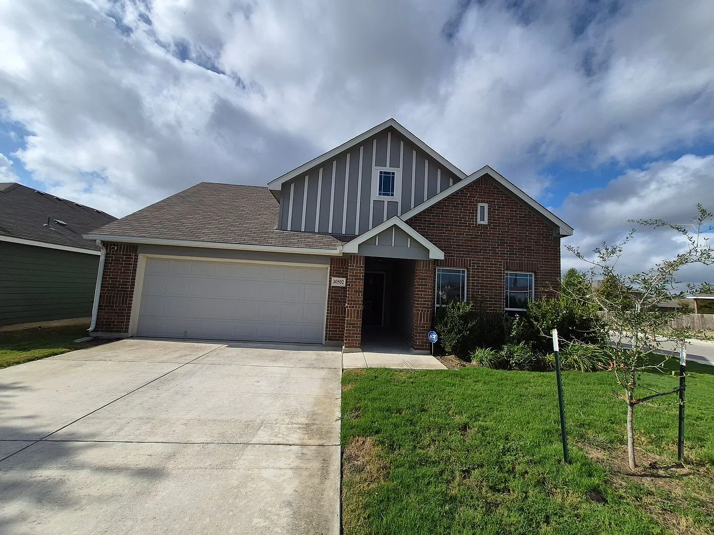Spacious, well-maintained 5-bedroom, 3 bath home in Paloma — Photo 1