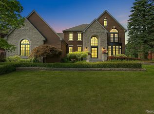 628 Springview Dr, Rochester, MI 48307