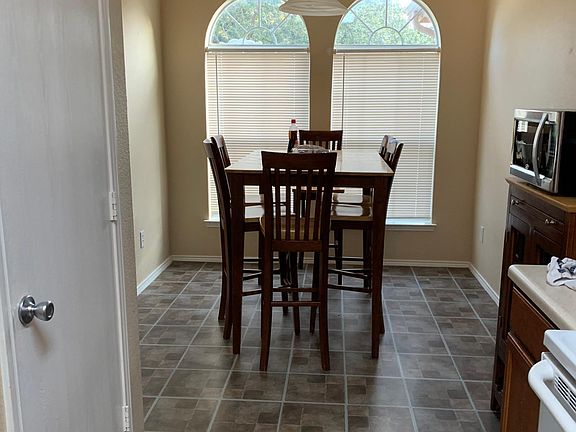 4th image of 929 Starling Ln