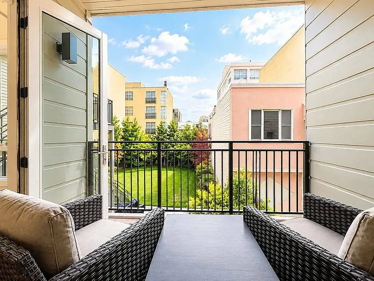 571 Chestnut St — Photo 3