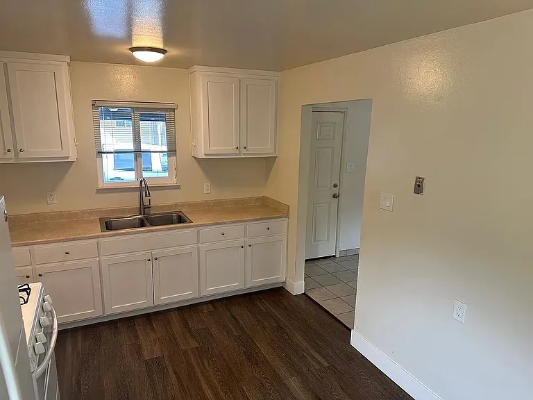 589 Johnston St — Photo 6