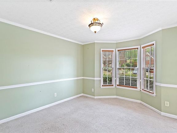 4th image of 701 Walt Ln NE