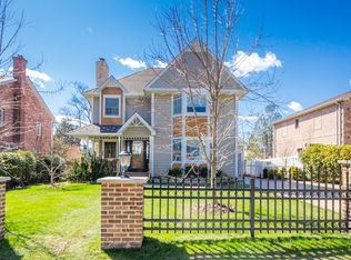 121 Greenway E, New Hyde Park, NY