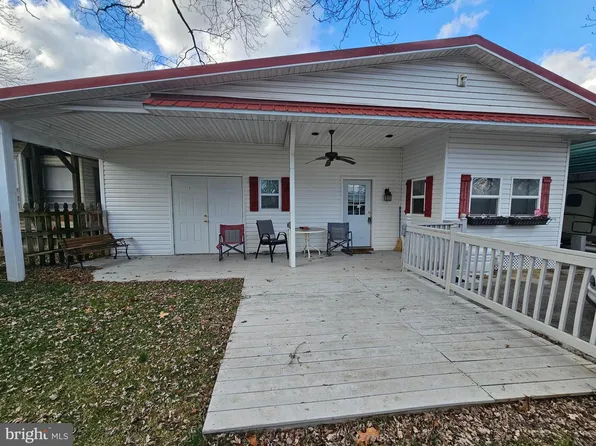 44 Hollow Ldg, Falling Waters, WV 25419