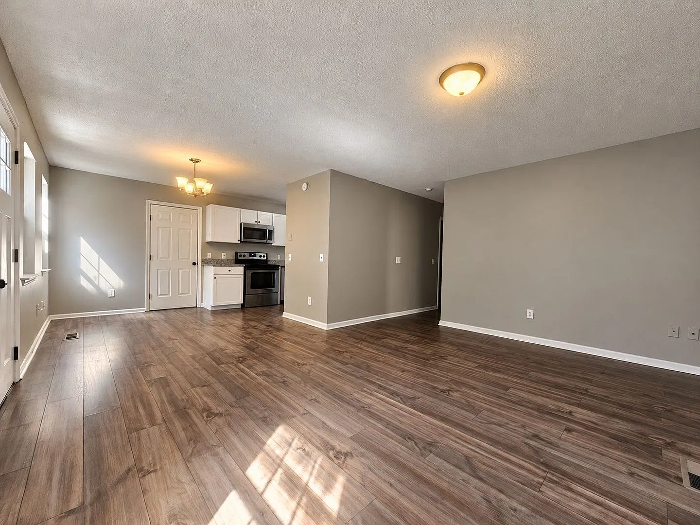 3 bed, 1.5 bath, 1032 sqft, $1,795 — Photo 3