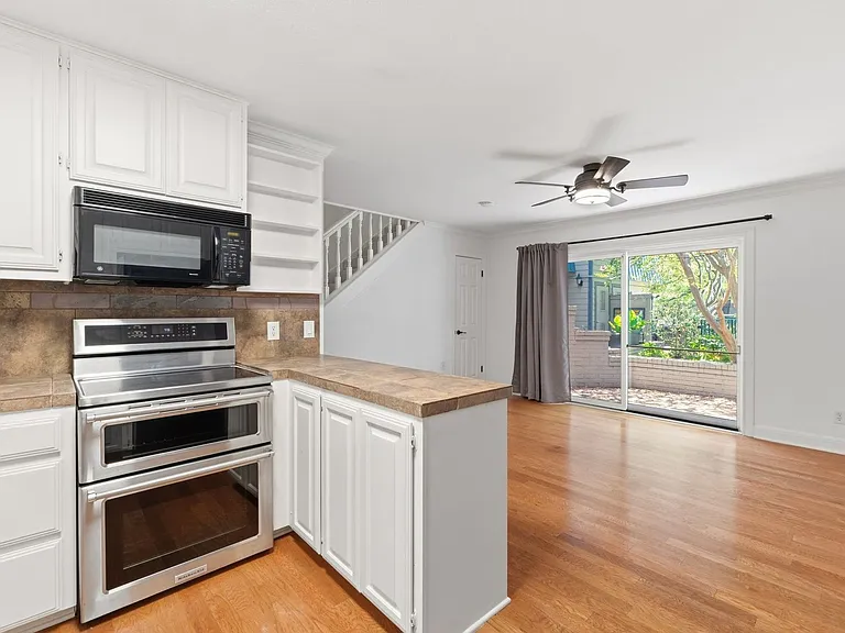 2500 Steck Ave #7 — Photo 6