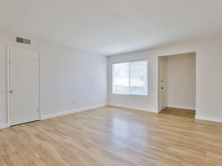 327 W Kelly Ave #B — Photo 9