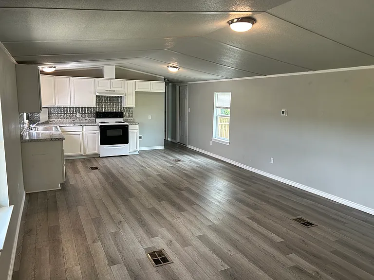 820 Depot #21 — Photo 3