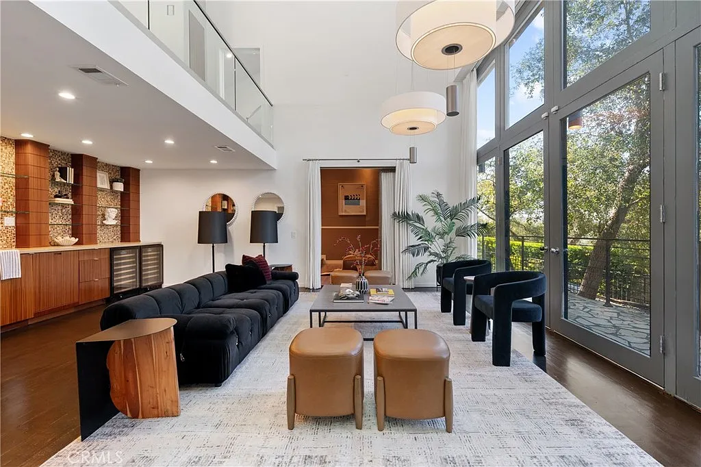 5 bed, 5.5 bath, 5717 sqft, $15,500 — Photo 3