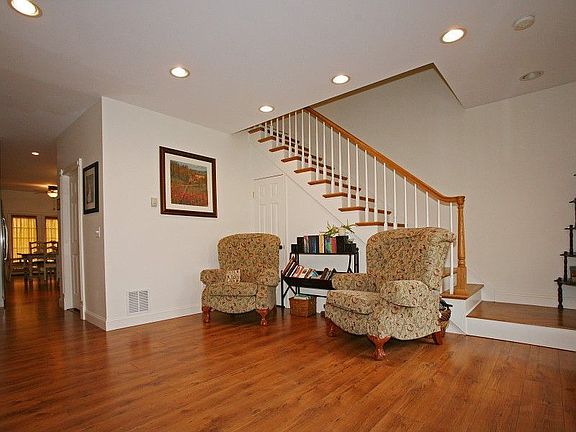 2nd image of 29 Collins Ave
