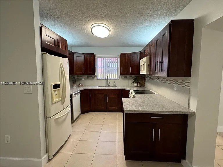 501 SW 120th Ave — Photo 10