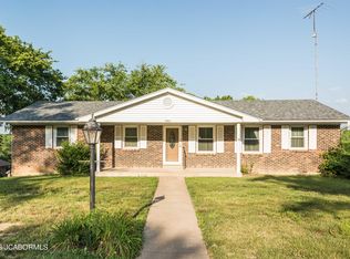 1411 Summit View Dr, Holts Summit, MO 65043