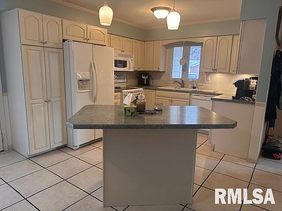 3rd image of 403 Pendik Rd