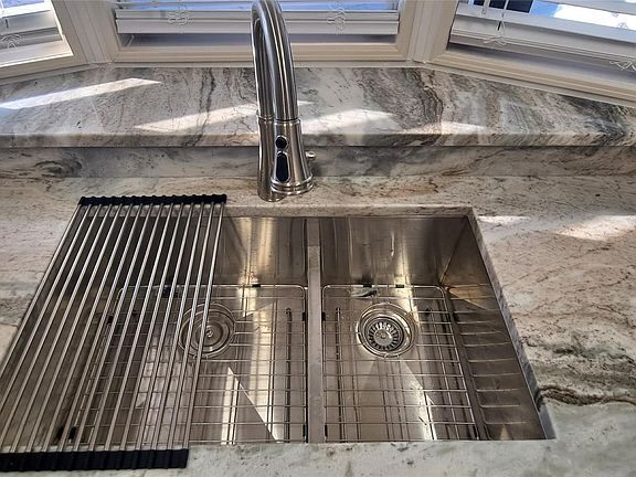 5th image of 5362 SE 65th Avenue