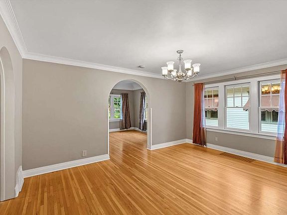 4th image of 2120 E 18th St