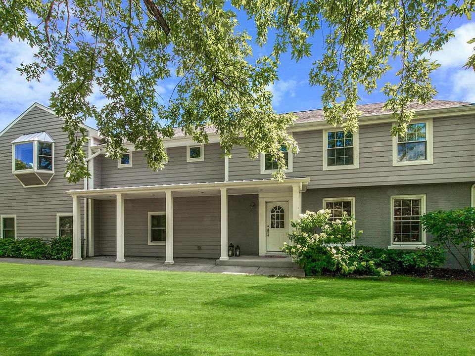 2nd image of 923 E Manor Cir