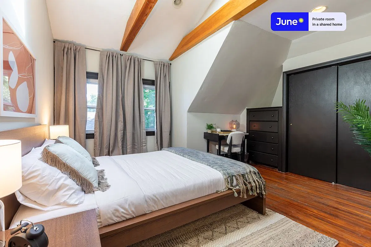 Queen bedroom in 5 bed/2 bath home in Allston #233 C — Photo 1
