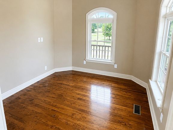 5th image of 23 Skidmore Ln