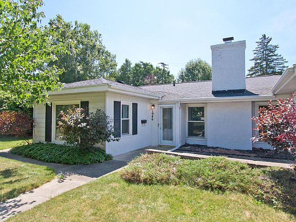 3rd image of 1946 Lake Michigan Dr NW