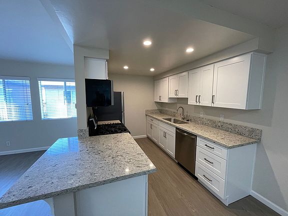4th image of 310 S Horne St #3D