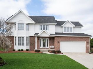 8165 Golden Oak Cir, Williamsville, NY 14221